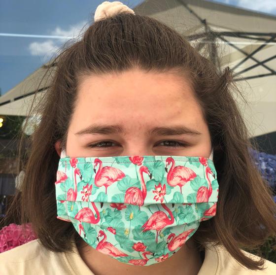 Witzige Stoff-Mund- und Nasenabdeckungen haben die fleißigen Helfer der Klawotte in Unterhaching genäht.  Foto: VA