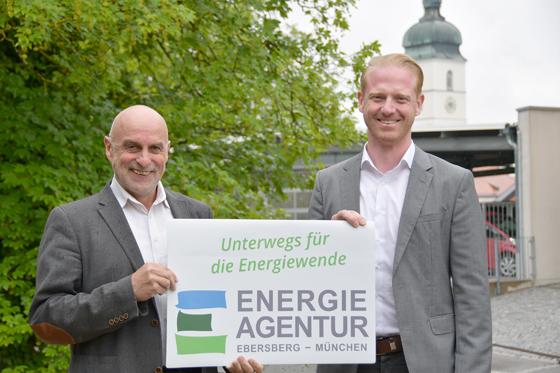 Dr. Willie Stiehler (rechts) übernimmt die Geschäftsführung der Energieagentur Ebersberg-München und folgt damit auf Hans Gröbmayr (links). Foto: Benjamin Hahn