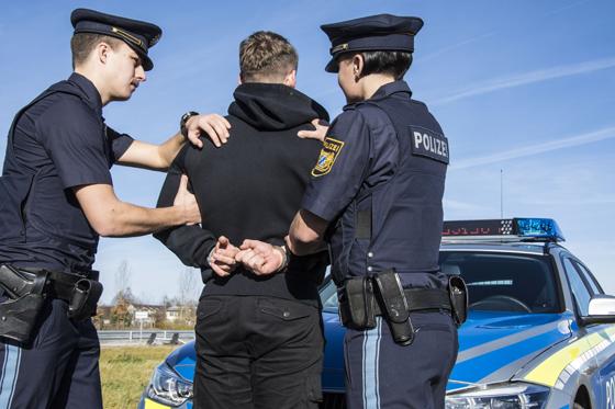 Im Jahr 2019 kam es im Bereich des Polizeipräsidiums München zu insgesamt 1.409 Fällen von Gewalt gegen Polizeibeamte. Foto: © Bayerische Polizei