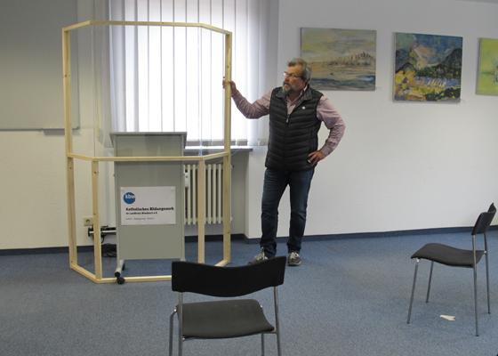 Geschäftsführer Wolfgang Foit präsentiert Sicherheitsbestimmungen: weniger Plätze und eine Plexiglaswand vor dem Sprecherpult. Foto: KBW