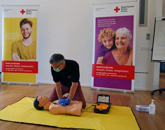 Ab dem 15. Juni startet das Münchner Roten Kreuz wieder mit Erste-Hilfe-Kursen. Die Kurse finden mit den aktuell erforderlichen Sicherheitsvorkehrungen statt. Foto: Rotes Kreuz