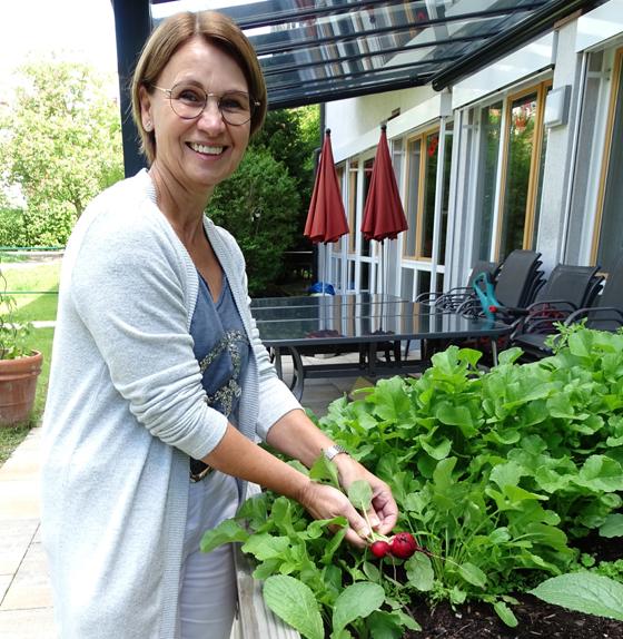 Radieschen-Ernte im Hochbeet der NBH-Tagespflege: Marion Reger freut sich auf die Wiedereröffnung. Foto: NBH
