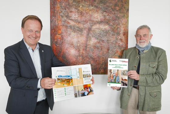 Landrat Robert Niedergesäß und Wohnraumberater Michael Münch mit der neu herausgekommenen Broschüre. Foto: LRA