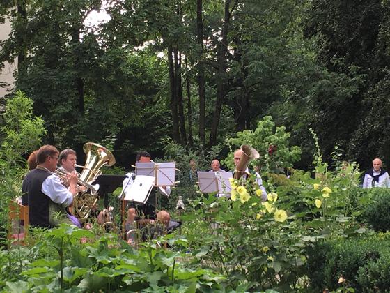 Die Musiker spielen am 19. Juni im Rosengarten im Behrpark in Berg am Laim. Foto: VA