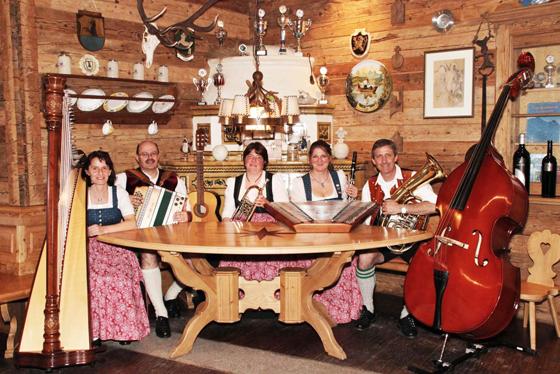 Zugesagt hat aus München die „Brücklmeier Musi“, eine großartige Tanzlmusi, die aber auch in der Saiten- oder Okarinabesetzung aufspielen wird. Foto: VA