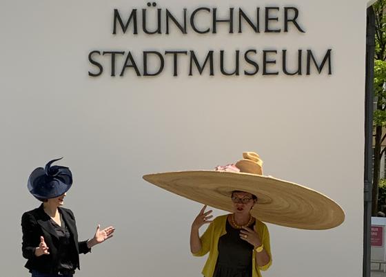 Hutmacherin Nicki Marquardt und die Museumsdirektorin Dr. Frauke von der Haar mit Hut vor dem Münchner Stadtmuseum. Foto: Münchner Stadtmuseum