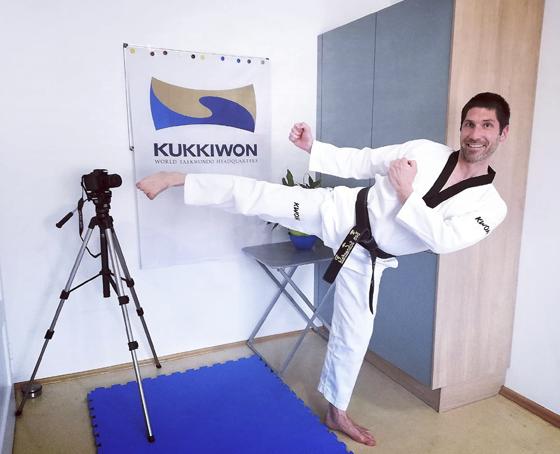 Trainer Ben Schönfeld lädt zur koreanischen Kampfkunst Taekwondo ein. Foto: VA