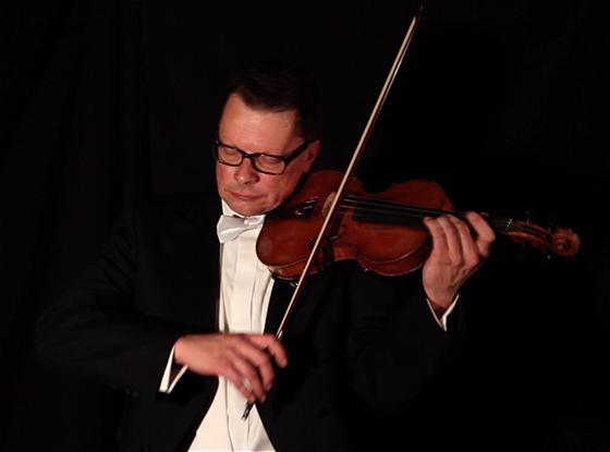 Winfried Grabe hat wie immer die Leitung und spielt auch die Solovioline. Foto: VA