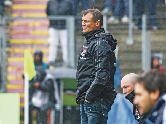 Trainer Claus Schromm war nach dem 0:3 in Meppen unzufrieden mit der Leistung seiner Mannschaft. Der Aufstiegszug ist nun endgültig abgefahren.	Fotos: Christian Riedel
