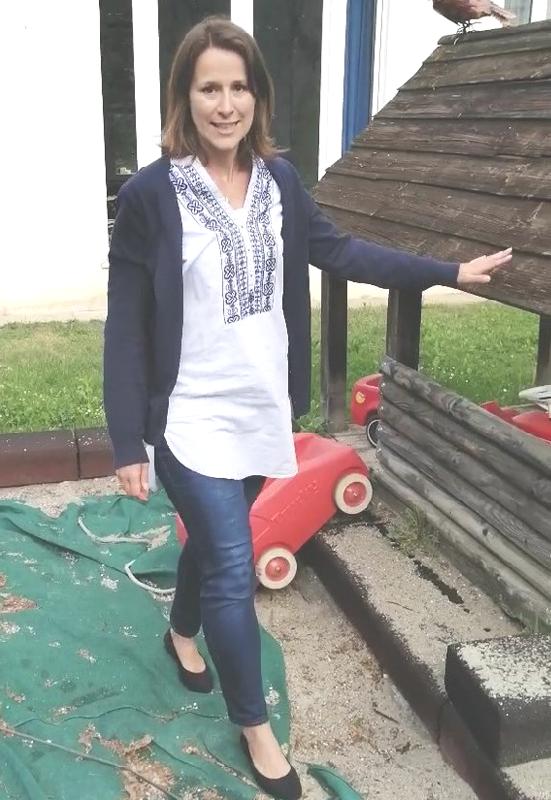 Noch desolat: Kerstin Pertzsch sammelt Spenden für einen kindgerechten Spielgarten. Foto: Nachbarschaftshilfe