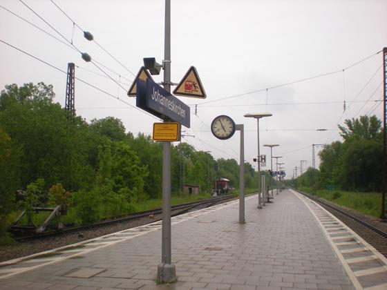 Bisher oberirdisch und zweigleisig: der Bahnhof Johanneskirchen. Foto: Flummi-2011, CC BY-SA 3.0