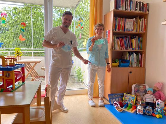 Dr. Florian Bauer und Ulrike Böck vom Harlachinger Patientenkindergarten in Harlaching freuen sich sehr über die Neuanschaffungen, die Dank einer Spende angeschafft worden ist. Foto: Privat