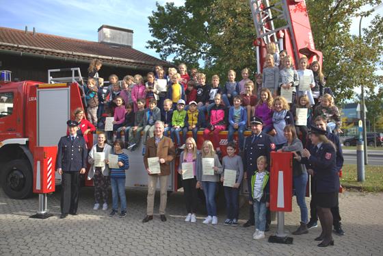 Ein Bild aus dem Herbst 2019: Bürgermeister Jan Neusiedl bei der Urkundenverleihung an die lesefreudigen Kinder, die beim Sommerleseclub 2019 mitgemacht hatten und zum Abschluss einen Besuch bei der Grünwalder Feuerwehr absolvieren durften. F: Picasa