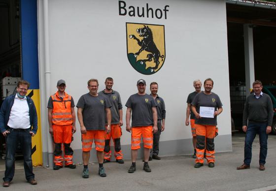 Das Team vom Ebersberger Bauhof eingerahmt von Klimaschutzmanager Christian Siebel und Bürgermeister Ulrich Proske. Foto: Stadt Ebersberg