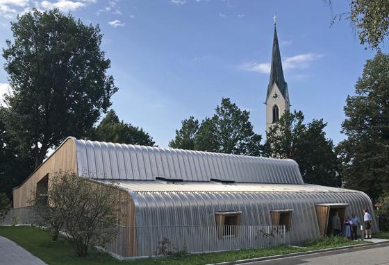 Ein Vorzeigeprojekt aus dem Landkreis Ebersberg: Das neue Pfarr­zen­trum der Pfar­rei in Hohen­lin­den ist ein futu­ris­tisch anmu­ten­der, moder­ner Holz­bau. Foto: Frieder Lohmann