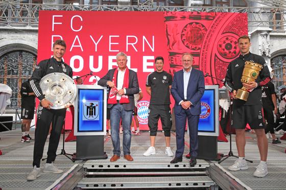 Die Stadt München bereitete den Double-Gewinner FC Bayern München einen würdigen Empfang im Rathaus-Innenhof. Foto: Michael Nagy