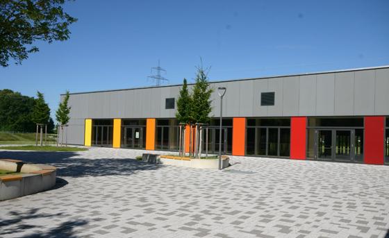 Preiswürdiger Neubau: Die Schulturnhalle in Finsing (Sicht vom Schulhof her) ist in den Katalog der Architektouren aufgenommen worden. Foto: kw