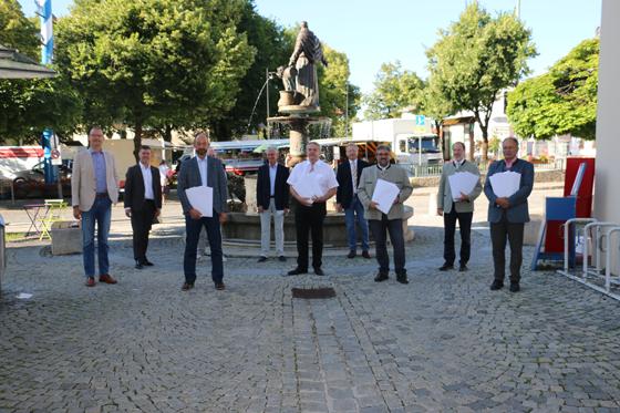 Die Holzkirchner Rotarier übergaben an die Bürgermeister aus der Region die gespendeten Starter-Sets für die kleinen ABC-Schützen. Foto: Rotary Club Holzkirchen