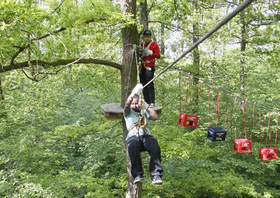 Im August bietet der Jugendtreff AKKU ein Ausflug zum Kletterwald nach Grünwald an. Foto: VA