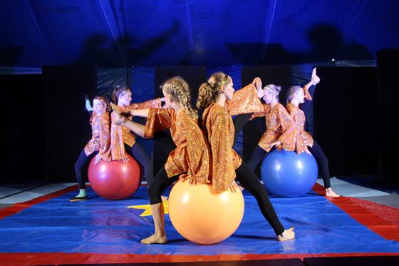 Kinder-Zirkus-Attraktionen in der Messestadt Riem mit dem Zirkuscamp des Kinderzirkus Krullemuck. Foto: Echo e.V.