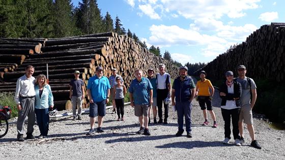 Die Teilnehmer der Radltour zum Thema Wald mit Heinz Utschig (vierter von rechts) vor dem Nasslager Schwaberwegen. Foto: Dr. Helmut Ertel
