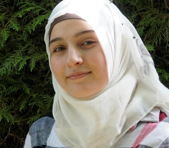Rama Abdulhadi, die keinerlei Deutsch konnte, als sie 2015 aus Syrien geflüchtet ist, hat ihr  Abitur am Gymnasium Neubiberg bestanden. Foto: Angela Boschert
