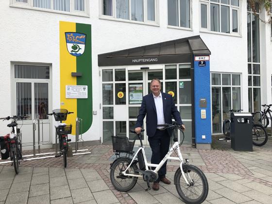Unterhachings Bürgermeister Wolfgang Panzer darf sich im Namen seiner Gemeinde über einen hervorragenden 4. Platz beim Landkreis-Ranking freuen. Foto: hw