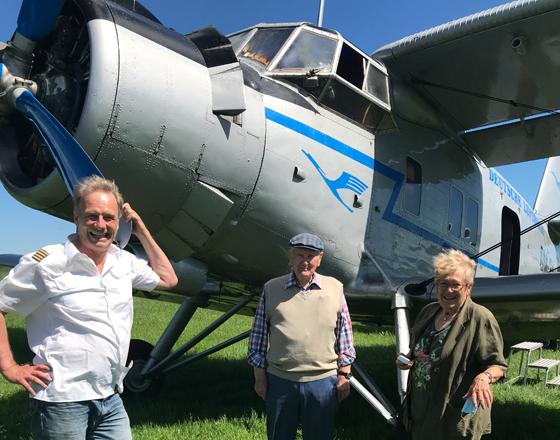 Andreas Wild (l.) freut sich über seinen ältesten Passagier, Herbert Gruhl, der den Flug von seiner Verwandten zum 100. Geburtstag geschenkt bekam. Foto: Privat