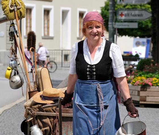 Die Ratsch-Kathl ist wieder mit ihrem Leiterwagen unterwegs und erzählt Holzkirchner Geschichten. Foto: Manfred Lehner