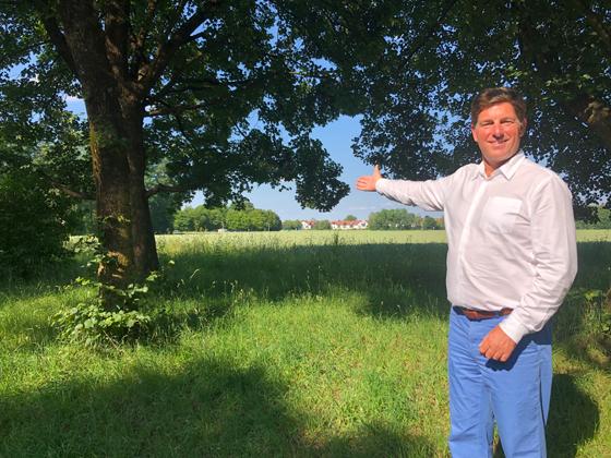 Landschaftlich traumhaft gelegen, hier soll das neue Taufkirchner Altenheim und mehr entstehen, so Bürgermeister Ullrich Sander. Foto: hw