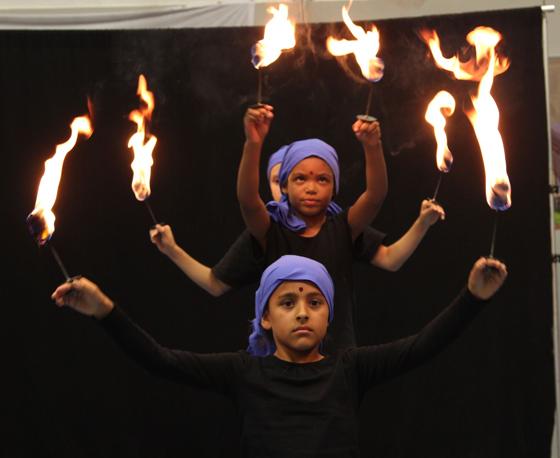 Beim Ferienangebot "Komm doch mit nach Indien!" lernen die Kinder mit Feuer zu jonglieren. Foto: KJR