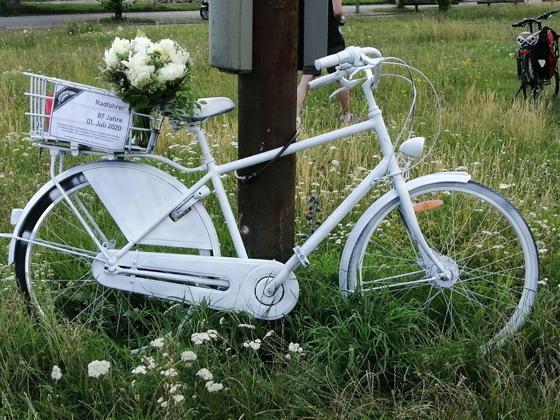 An einen 87-jährigen Mann, der beim Überqueren der Schleißheimer Straße mit dem Fahrrad von einem Auto erfasst wurde und später im Krankenhaus verstarb, erinnert jetzt ein Ghostbike. Foto: Bündnis Radentscheid München