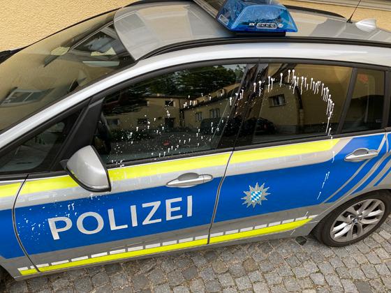 Ein Streifenwagen der Polizei ist an der Seite mit weißem Lack bespritzt worden. Foto: Polizei München