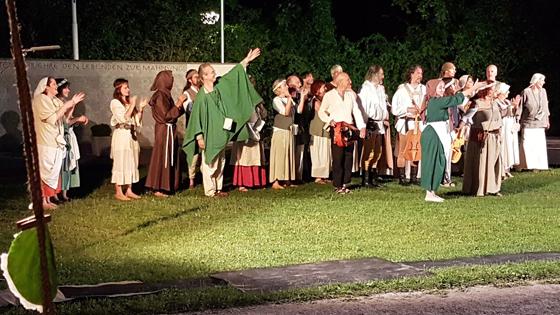 Der Chor und seine mittelalterlichen Musikanten unterhalten die Gesellschaft mit mittelalterlichen Liedern und Spielstücken. Foto: Waltraud Prünner
