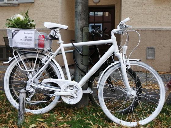 In der Kuglerstraße erinnert jetzt ein Ghostbike an einen 89-jährigen Radfahrer, der infolge eines Unfalls ums Leben kam. Foto: Bündnis Radentscheid München