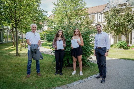 Zwei Schülerinnen nahmen Ihre Helpers-Urkunde von Bürgermeister Dr. Andreas Bukowski entgegen. Foto: Gem. Haar