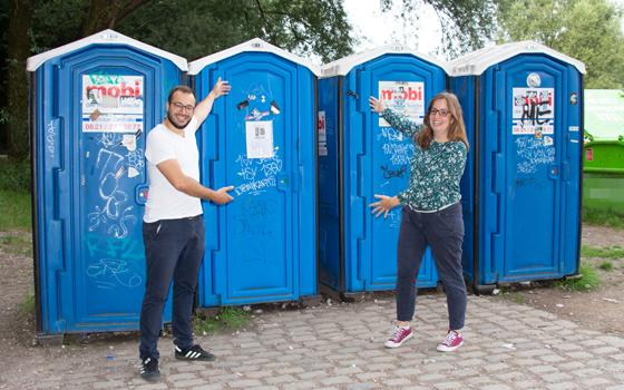 Die SPD/Volt Fraktion mit Stadträtin Lena Odell und Stadtrat Christian Köning setzt sich ein, die umfangreichen Aktivitäten zur besseren Versorgung von öffentlichen Toiletten kurzfristig nochmals zu erhöhen und zu beschleunigen. F: SPD/Volt Stadtratsfrakt