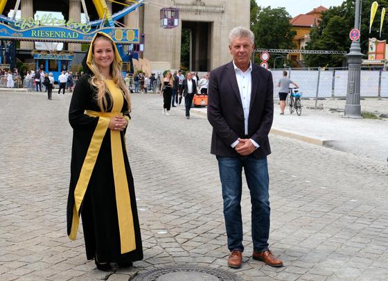 Bürgermeister Dieter Reiter eröffnet gemeinsam mit dem Münchner Kindl den "Sommer in der Stadt" am Freitag, 24. Juli. Foto: Robert Bösl