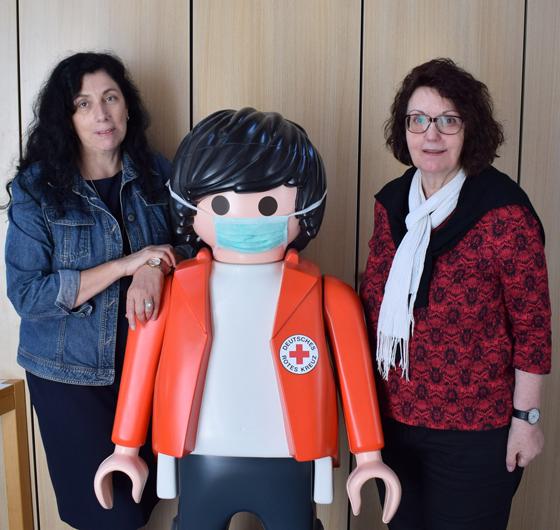 Gisela van der Heijden und die BRK-Playmobil Figur bedanken sich bei Sonja Mager-Warga. Foto: Danuta Pfanzelt