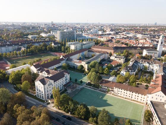 Eine Institution in Haidhausen: der Campus Don Bosco. Nördlich liegt die Kirche St. Wolfgang (rechts), westlich der TSV München-Ost (links). Foto: Salesianer Don Boscos/Drone It