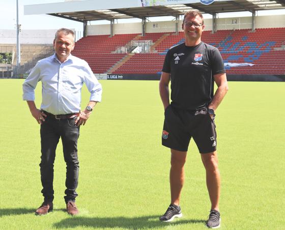 SpVgg-Präsident Manfred Schwabl und der neue sportliche Leiter, Claus Schromm, suchen nach einem neuen Cheftrainer. Foto: Heike Woschee