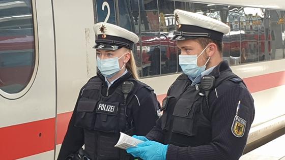 Die Bundespolizei kontrolliert in den Öffentlichen Verkehrsmitteln das Tragen der Mund-Nasen-Bedeckung. Zuwiderhandlungen werden bestraft. Foto: Bundespolizei