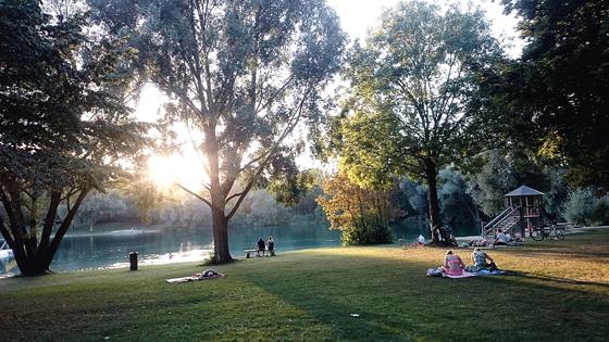 Einen lauen Sommerabend mit Freunden am See verbingen ist eines der schönsten Sommervergnügen. Im Landkreis hat man eine große Auswahl an Gewässern. Foto: Stefan Dohl