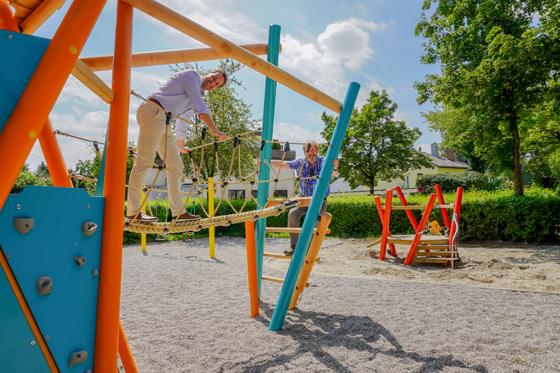 Bürgermeister Dr. Andreas Bukowski teste gleich die neuen Spielgeräte an der Waldluststraße. Foto: Gemeinde Haar
