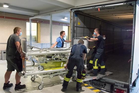 Mitglieder der Freiwilligen Feuerwehr Ebersberg helfen ehrenamtlich beim Verladen der Betten für ein rumänisches Krankenhaus. Foto: VA