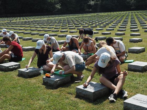 Bei ihrer Arbeit für die Kriegsgräberfürsorge beschäftigen sich die jungen Menschen mit Einzelbiographienprojekten und Pflegearbeit auf der Kriegsgräberstätte München Waldfriedhof. Foto: Privat