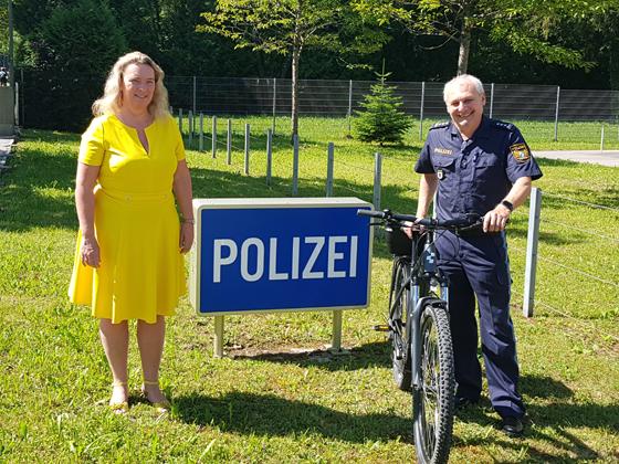 Staatsministerin Kerstin Schreyer, MdL besuchte den neue Leiter der PI 32 in Grünwald, den 1. Polizeihauptkommissar Andreas Forster. Foto: VA