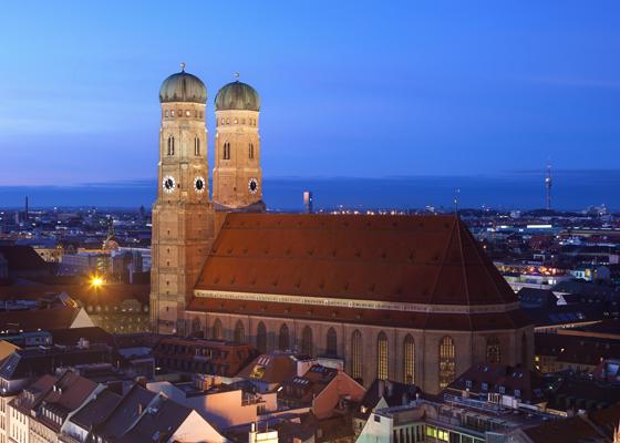 Endlich gerüstfrei: Die Westfassade der Münchner Frauenkirche wird erstmals seit 2009 wieder vollständig zu sehen sein. Foto: Thomas Wolf, CC BY-SA 3.0 de