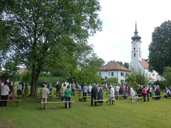 Die Gläubigen der Pfarrei Gelting feierten im Pfarrgarten das Patrozinium ihrer Pfarrkirche. Foto: Georg Rittler