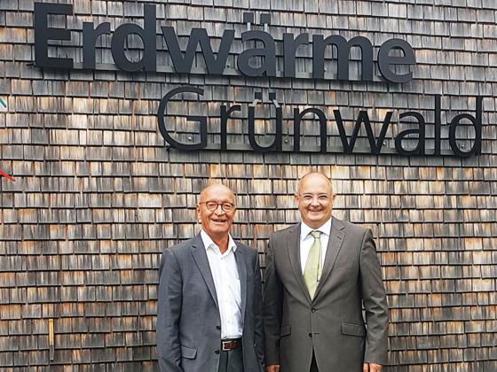 Bernhard Loos beim Besuch des Geothermie-Heizwerks in Grünwald mit dem Geschäftsführer Andreas Lederle. Foto: Bernhard Loos